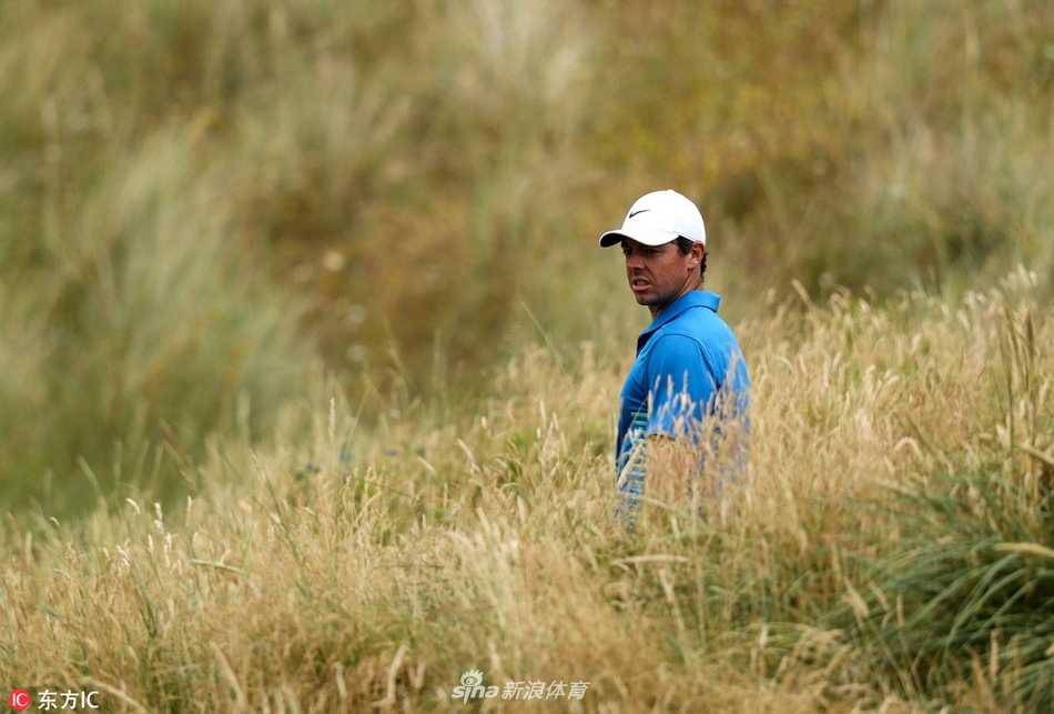 领先者埃里克·范·鲁彦在果岭边冷静切杆，他能否将四杆优势保持到最后成为决赛轮最大悬念