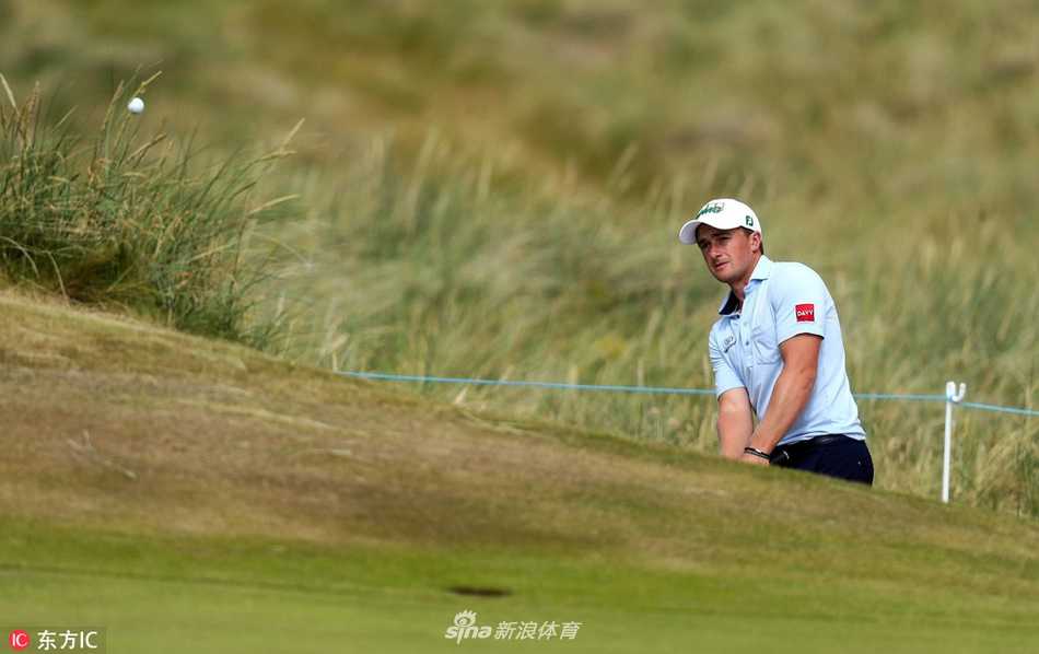 格拉姆·麦克道尔在发球台上准备开球，这位前美国公开赛冠军也在本届赛事中努力寻求突破