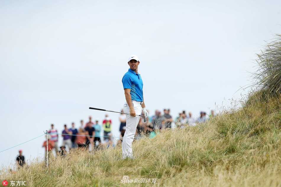 罗里·麦克罗伊在球道上快速奔跑，急切地查看自己的击球落点，展现出他对比赛的投入