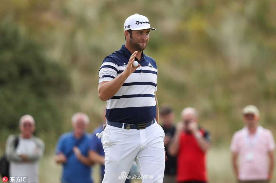 琼·拉姆向观众示意，感谢他们的支持，这位西班牙球星在第三轮找回了卫冕冠军的竞技状态