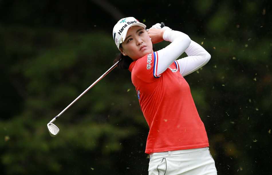 柳箫然笑傲加拿大公开赛 阿萨阿拉穆略斯创纪录紧追 西班牙球员阿萨阿拉·穆略斯在球道上优雅挥杆,阳光勾勒出她流畅的击球动作