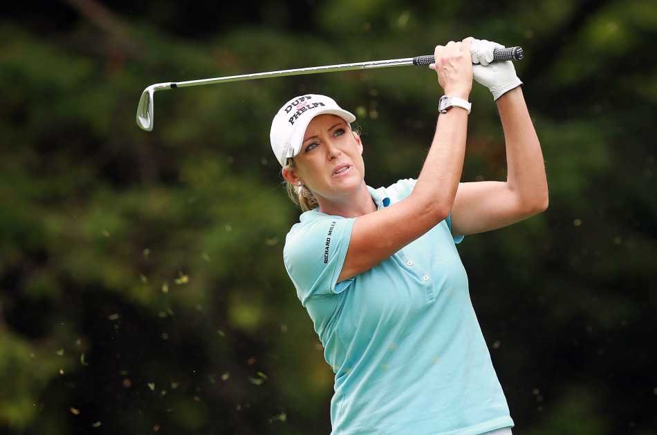 柳箫然笑傲加拿大公开赛 阿萨阿拉穆略斯创纪录紧追 美国名将克里斯蒂·克尔在果岭上凝神准备推杆,展现大将风范