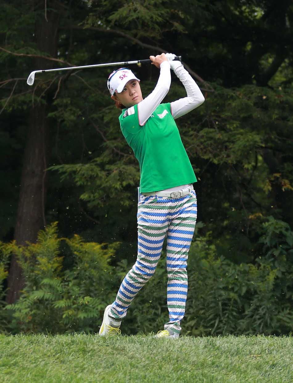 柳箫然笑傲加拿大公开赛 阿萨阿拉穆略斯创纪录紧追 球员使用挖起杆进行精细的切球,小球划过果岭上空飞向旗杆