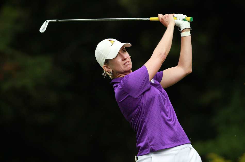 柳箫然笑傲加拿大公开赛 阿萨阿拉穆略斯创纪录紧追 中国球员林希妤在长草中冷静处理困难球位,眼神坚毅