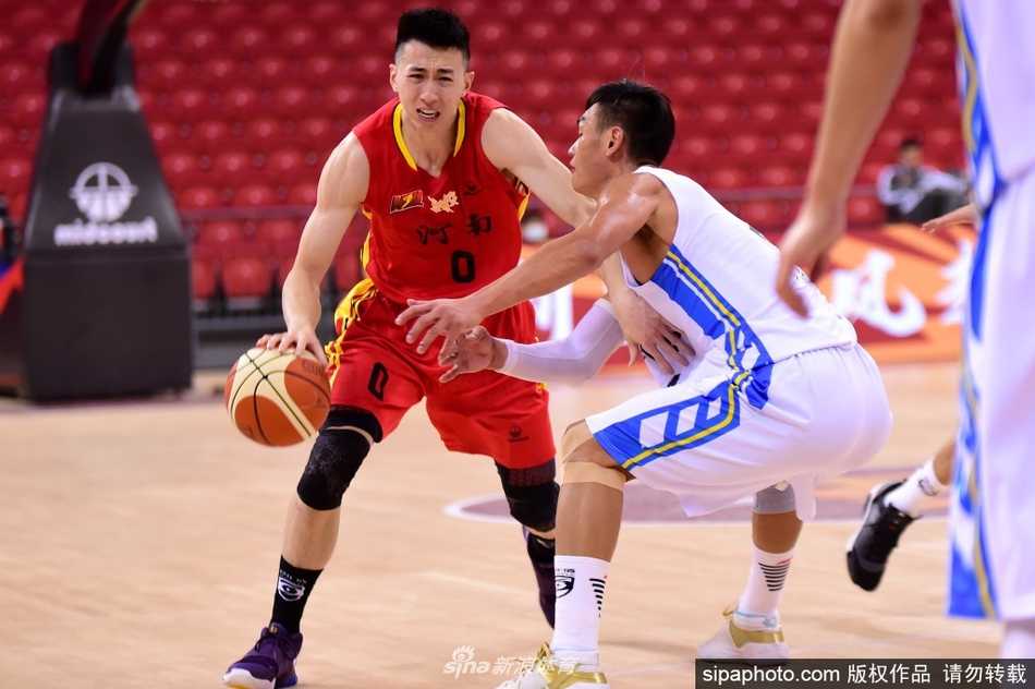 苏豪快攻中高高跃起双手大力灌篮，身体在空中极度舒展，整个球馆为之沸腾