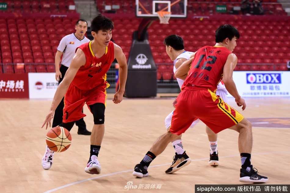 武汉当代球员孙熔孝在河南队多人围堵下依然自信出手，篮球划过一道完美弧线直奔篮筐