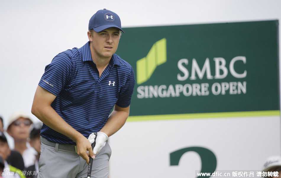 梁文冲凝神注视前方果岭，侧影在晨光中勾勒出坚定线条