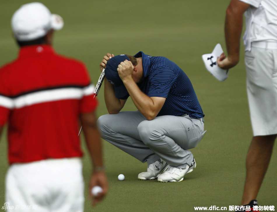 斯皮思蹲在果岭边凝视推击线路，眉宇间尽是计算与专注