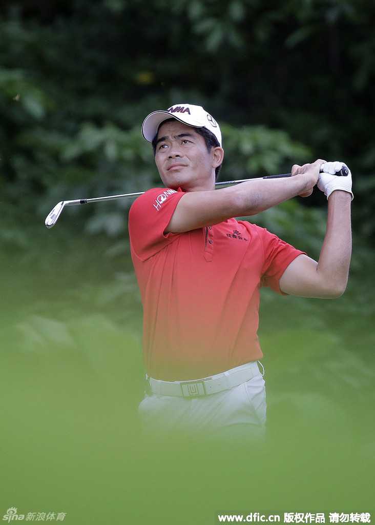 梁文冲完成一记漂亮推杆后，露出沉稳自信的微笑