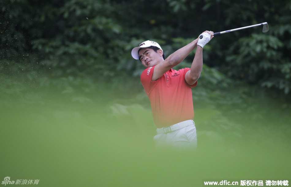 梁文冲在赛后采访中手持记分卡，眼神中透露出对比赛的思考