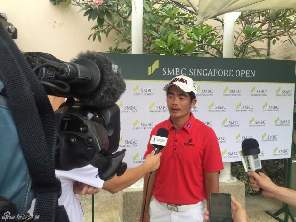 梁文冲向观众致意，身后是新加坡标志性的城市天际线