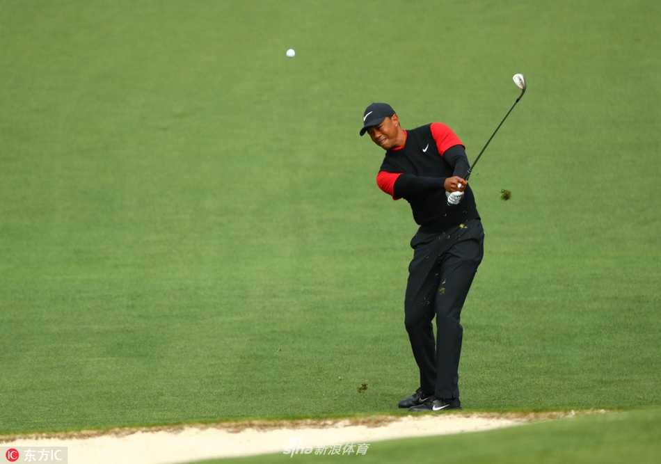 伍兹完成精准一击后，目光如炬追踪小球轨迹，充满王者审视