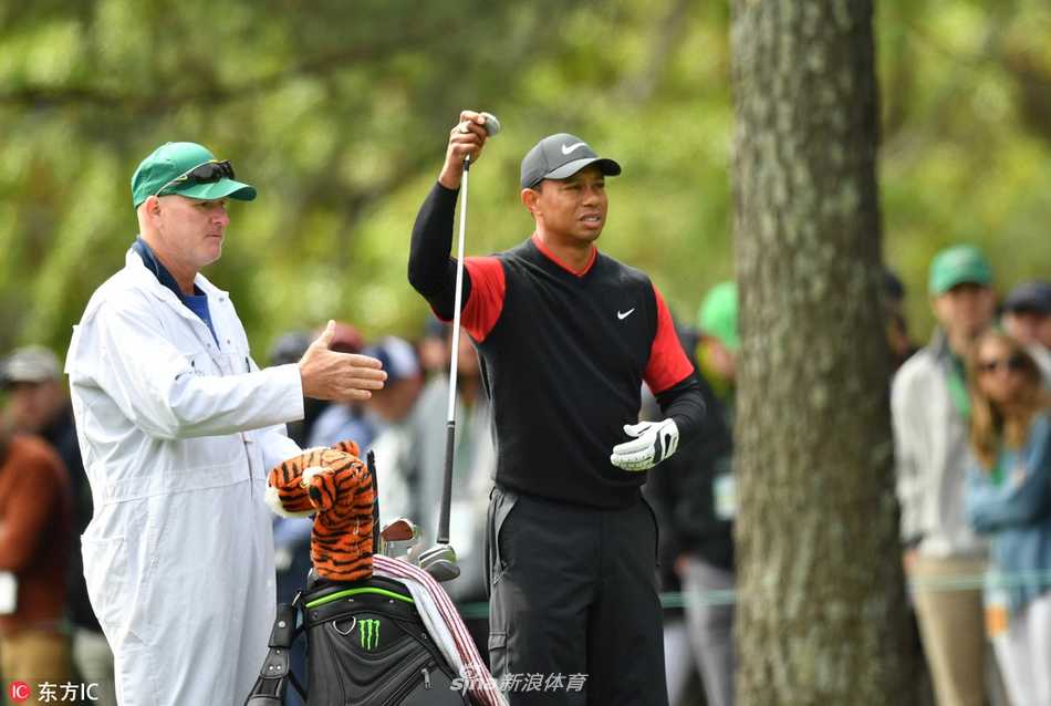 老虎伍兹在奥古斯塔球道上专注准备，凝神审视下一杆的挑战