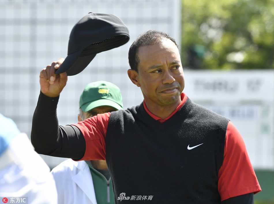 伍兹向全场观众自信挥手致意，感谢一路不离不弃的支持