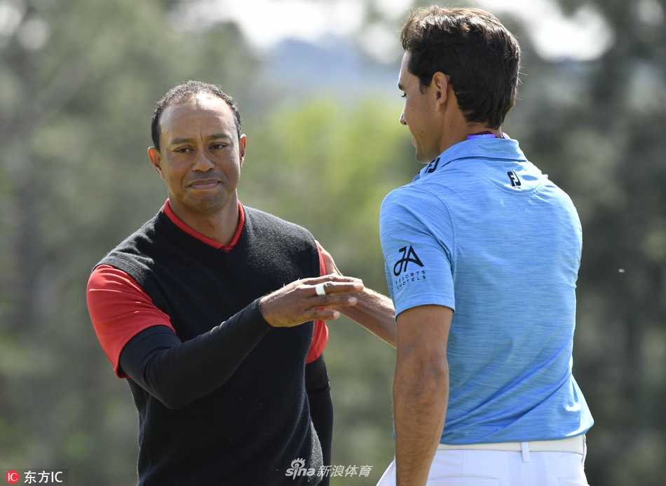 赛后，伍兹与同组球员亲切握手致意，展现运动家风范与传承