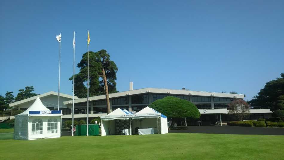 梁文冲与新加坡名将马尔丹-马玛在赛场边微笑合影，展现高尔夫运动的友谊