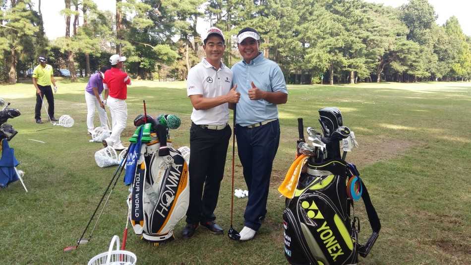 梁文冲在果岭边仔细观察推杆线路，思考着如何将小球送入洞中