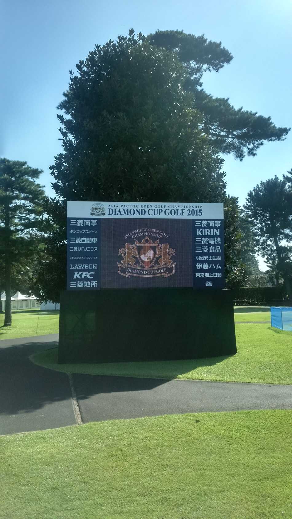 日巡钻石杯亚太锦标赛的计分板前，观众们正在密切关注着球员们的成绩变化