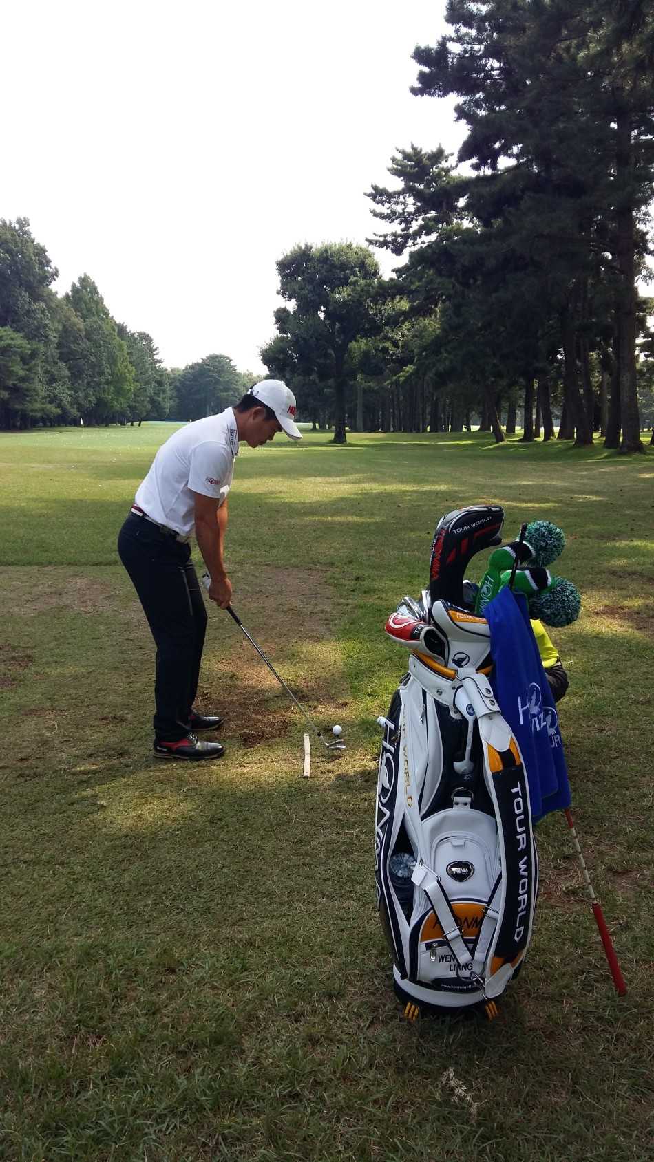 梁文冲的球包特写，里面的每一支球杆都是他征战赛场、应对各种挑战的可靠伙伴