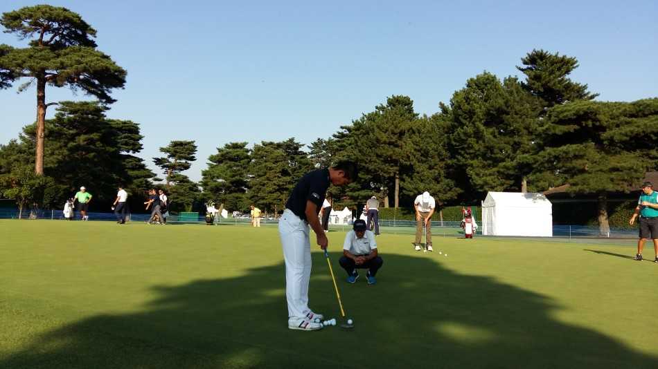 茨城县大利根乡村俱乐部的全景风貌，优美的球道与湖泊构成了一幅极具挑战性的竞技画卷