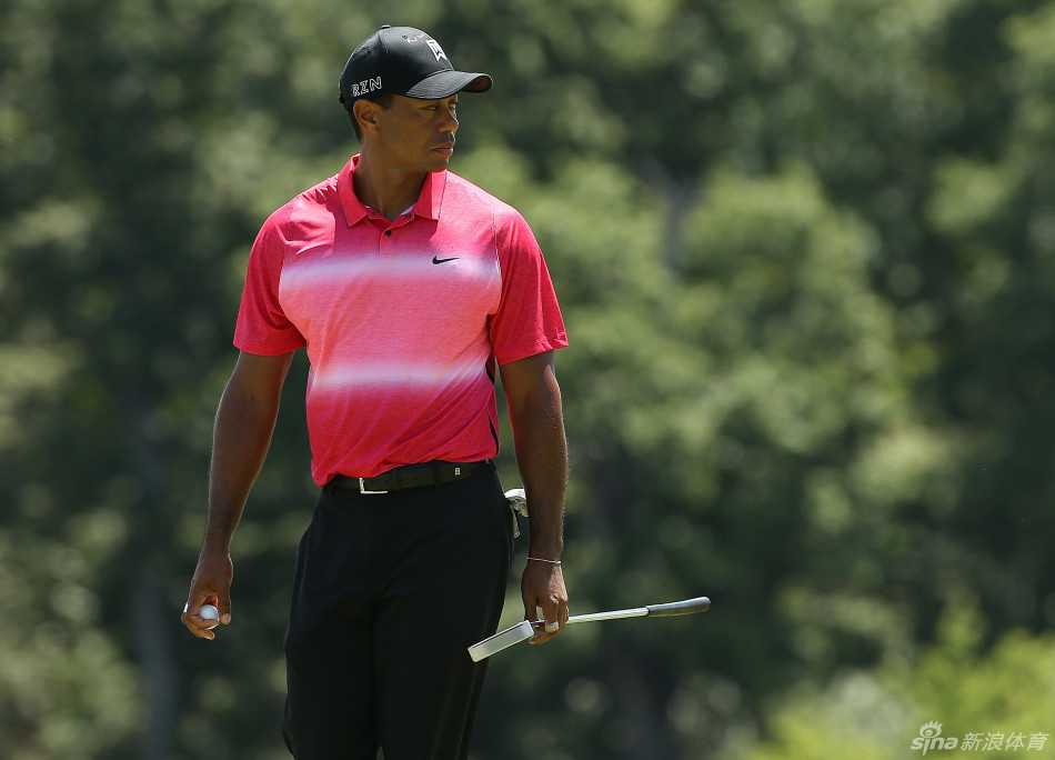 猛虎苏醒记:伍兹赛场搏击录 伍兹向热情欢呼的支持者挥手致意,场面温馨感人