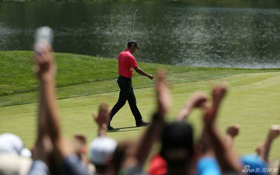 猛虎苏醒记:伍兹赛场搏击录 伍兹擦拭汗水稍事休息,坚毅目光仍锁定前方赛场