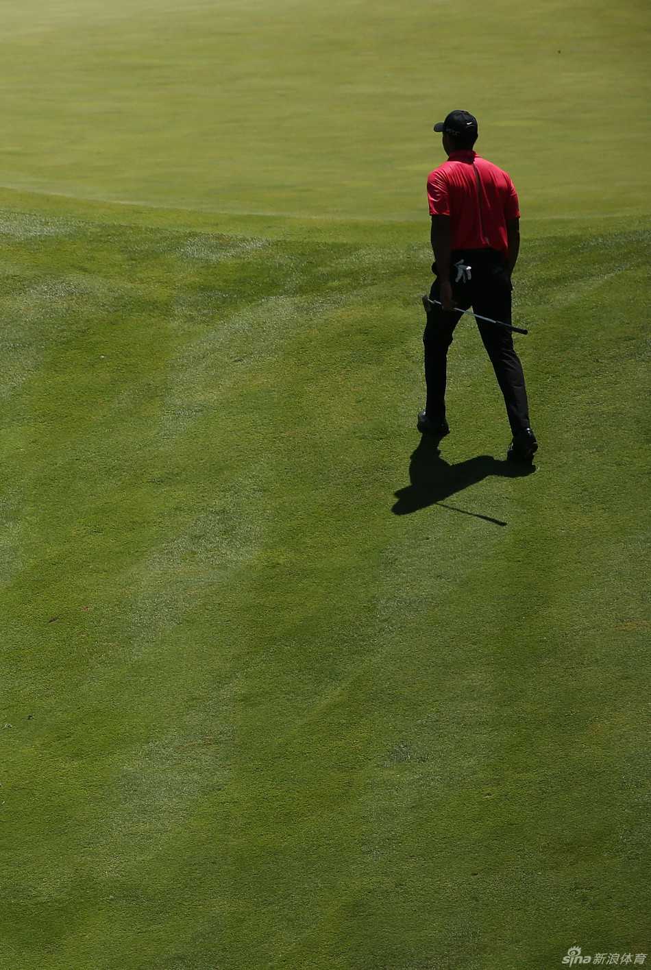 猛虎苏醒记:伍兹赛场搏击录 比赛结束伍兹背对夕阳离开球场,留下充满故事的背影