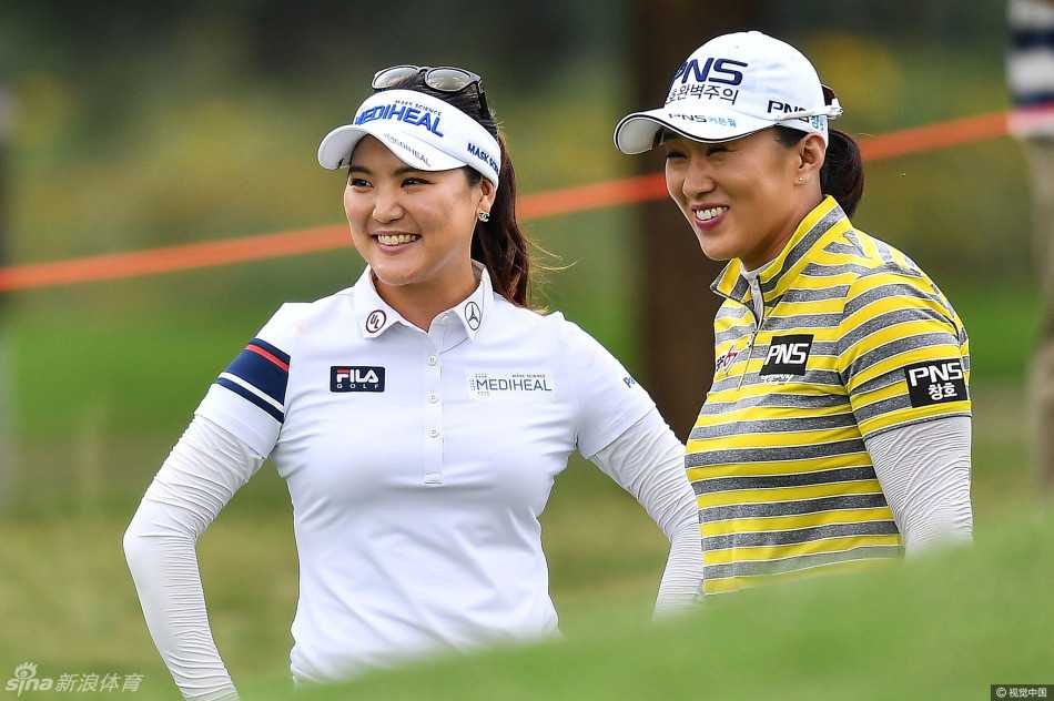 梁熙英泰国精英赛五杆优势夺LPGA第三冠 与柳萧然包揽冠亚军 梁熙英在球道上专注地观察线路,准备下一记关键的铁杆进攻