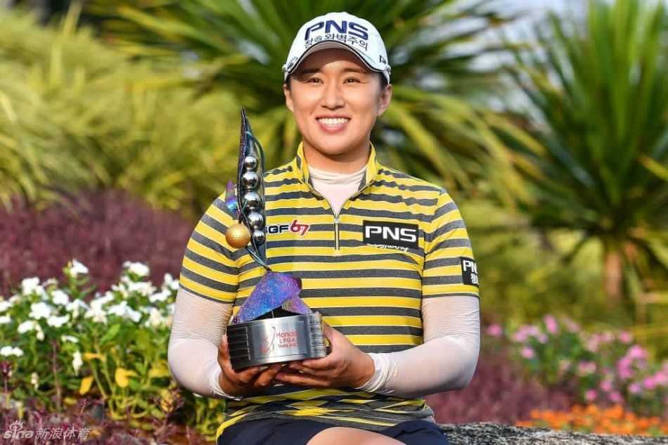 梁熙英泰国精英赛五杆优势夺LPGA第三冠 与柳萧然包揽冠亚军 梁熙英与柳萧然在颁奖典礼上并肩而立,共同展示韩国高尔夫强大的统治力