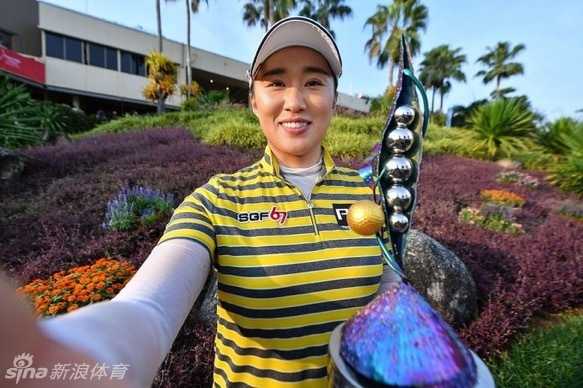 梁熙英泰国精英赛五杆优势夺LPGA第三冠 与柳萧然包揽冠亚军 梁熙英在第十八洞果岭上,带着标志性的灿烂笑容捧起冠军奖杯,享受胜利的荣耀时刻