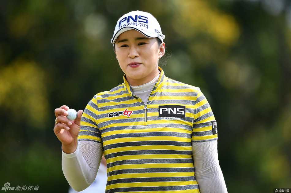 梁熙英泰国精英赛五杆优势夺LPGA第三冠 与柳萧然包揽冠亚军 柳萧然在比赛中凝神静气,正准备完成一次重要的推杆击球