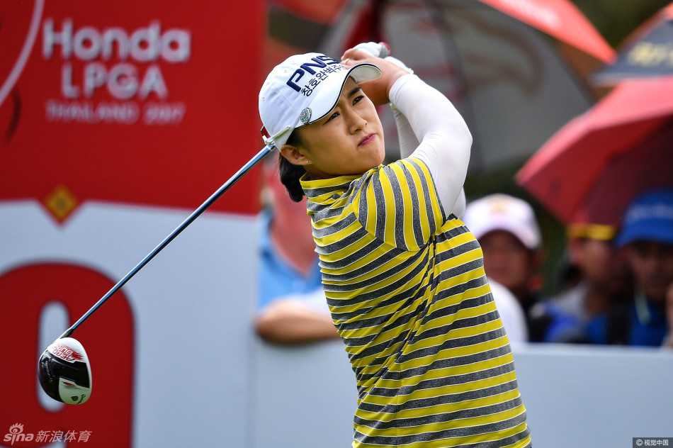 梁熙英泰国精英赛五杆优势夺LPGA第三冠 与柳萧然包揽冠亚军 梁熙英在果岭边进行细致的判读,微风拂过她的面颊