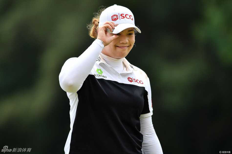 梁熙英泰国精英赛五杆优势夺LPGA第三冠 与柳萧然包揽冠亚军 梁熙英挥杆瞬间的全力释放,身体姿态完美展现力量与协调性