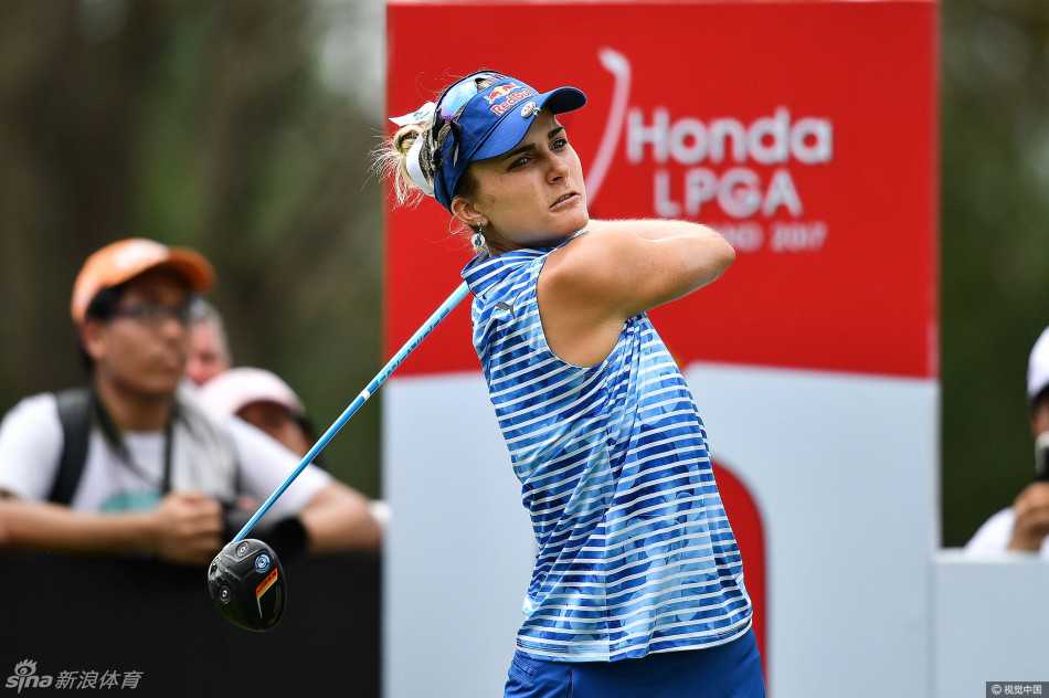 冠军梁熙英与赛事赞助商标志合影，庆祝这来之不易的胜利