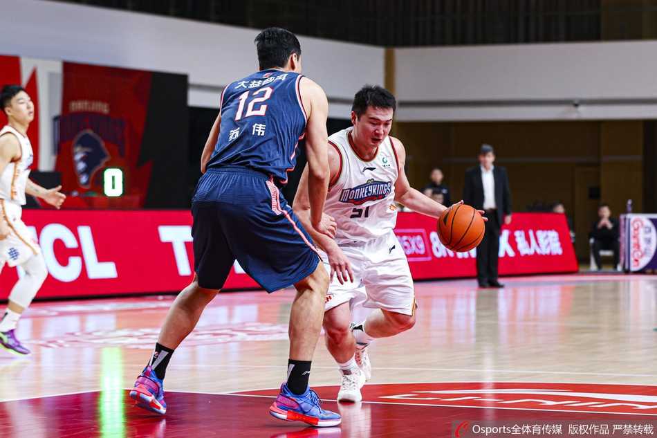 周鹏在对手重重包围之中犹如蛟龙出海，以一身虎胆强行突破上篮，瞬间撕裂了同曦队的整条防线。