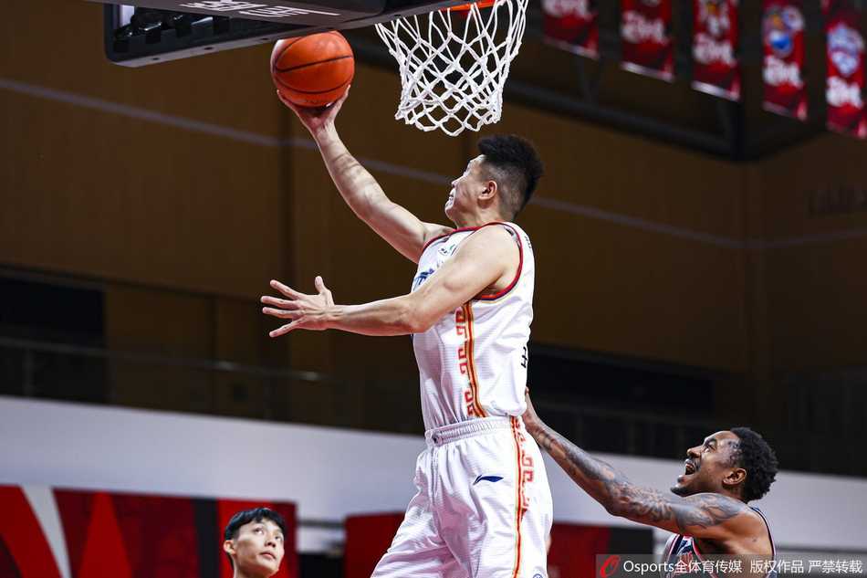 万圣伟面对昔日队友毫不手软，他用一记灵活的内转身晃开防守，轻舒猿臂将球放入篮圈，完成了对老友的温柔一击。