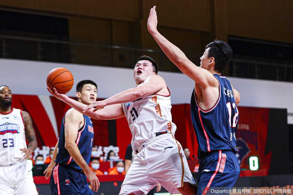 胡明轩如灵猫般穿梭于同曦防线之间，面对补防球员空中巧妙拉杆，将篮球轻柔送入篮筐，尽显青春风暴。