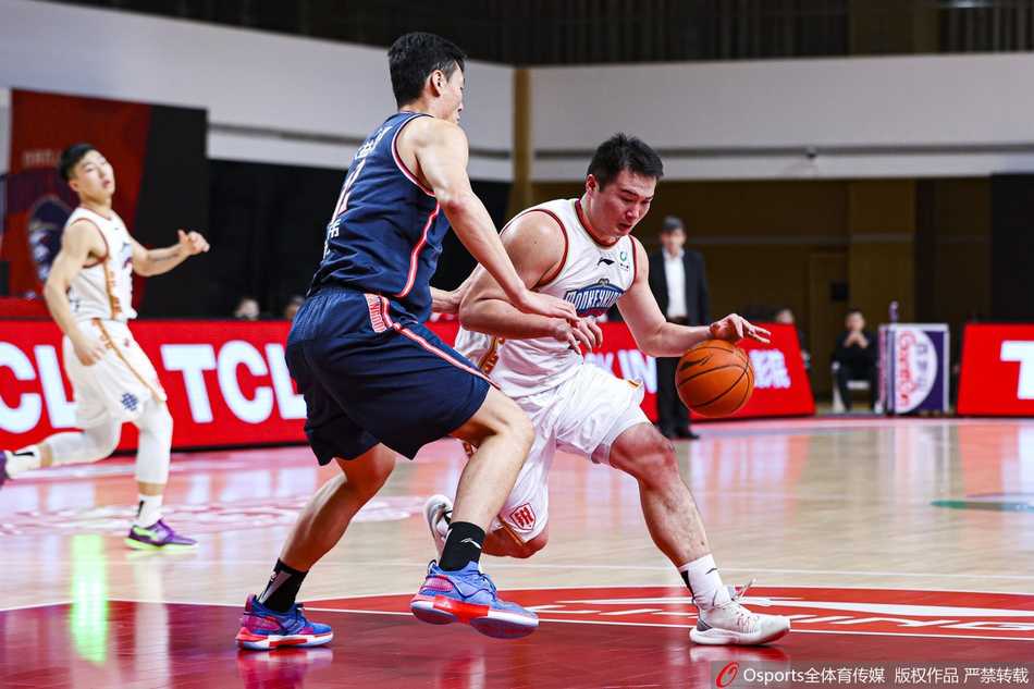 定海神针周鹏运球直视前方，目光如炬穿透赛场，他的镇定自若仿佛在告诉年轻队友，有我在，胜利无忧。