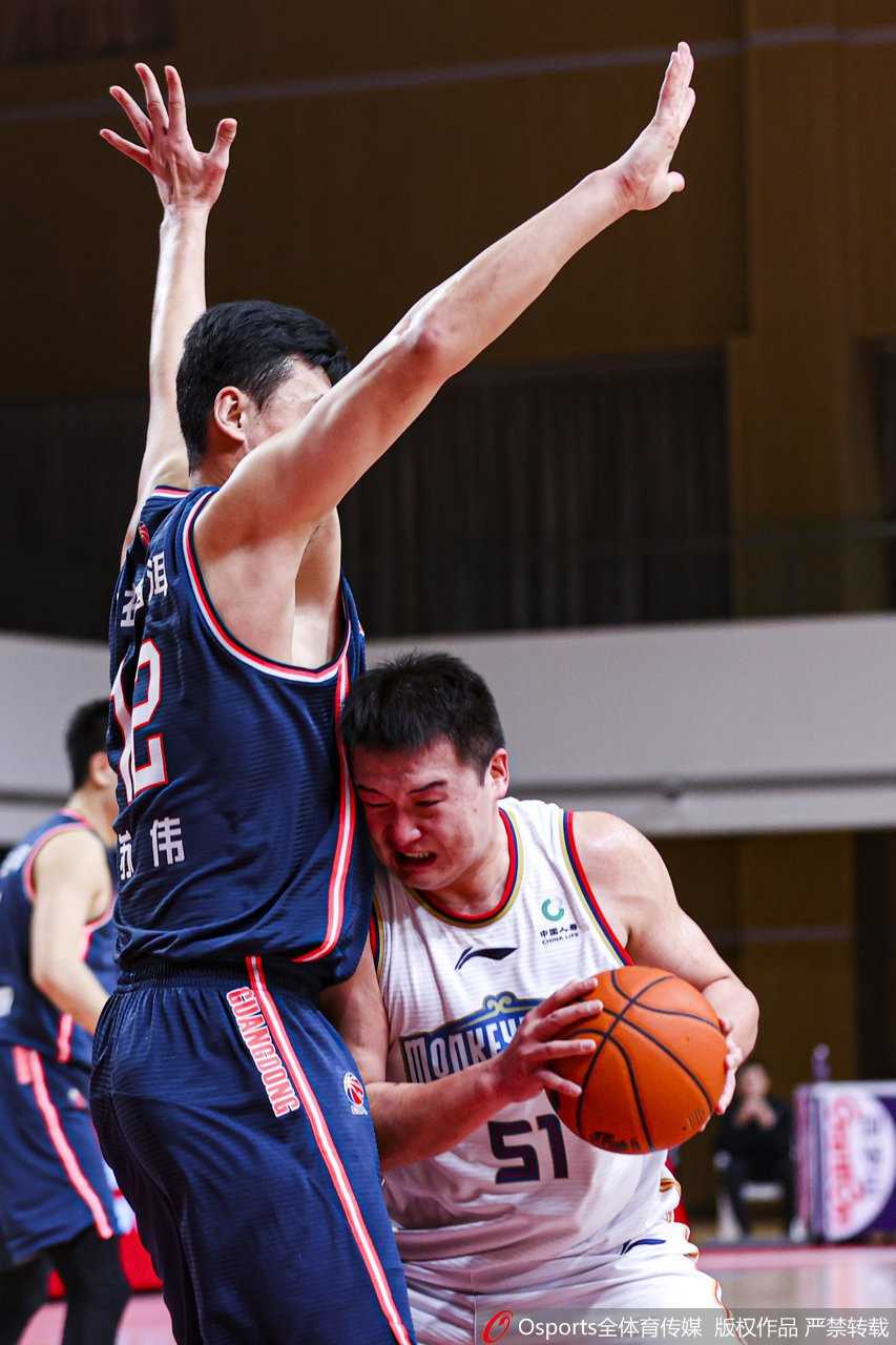 苏伟完成惊天抢断后如重型战车般席卷前场，那一记势大力沉的单手暴扣，瞬间点燃了广东队替补席的沸腾热血。