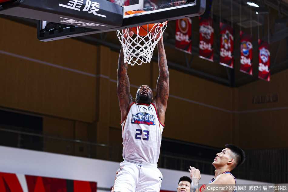 焦恩格尔在内线顶住防守强起投篮，虽然面前是密不透风的广东防线，但他眼中只有篮筐的坚定方向。
