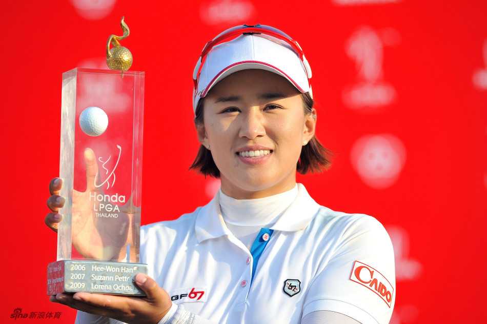 梁熙英激情挥拳庆祝，阳光下的胜利呐喊震撼人心