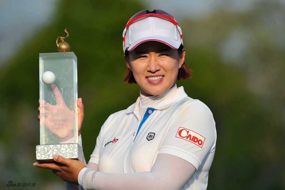 梁熙英潇洒挥舞一号木，展现冠军的自信与力量