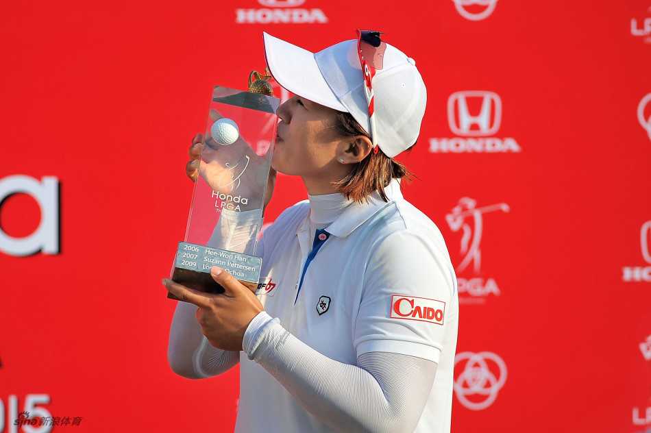 梁熙英深情亲吻冠军奖杯，眼中闪烁着喜悦与感动的泪光