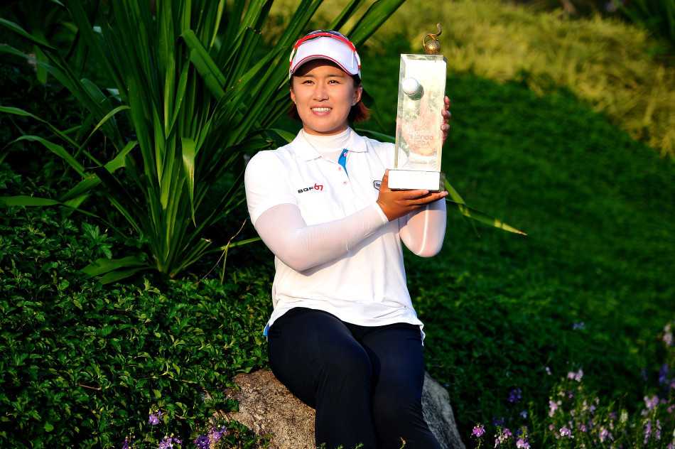 梁熙英全神贯注，凝视果岭上决定胜负的关键推杆线路