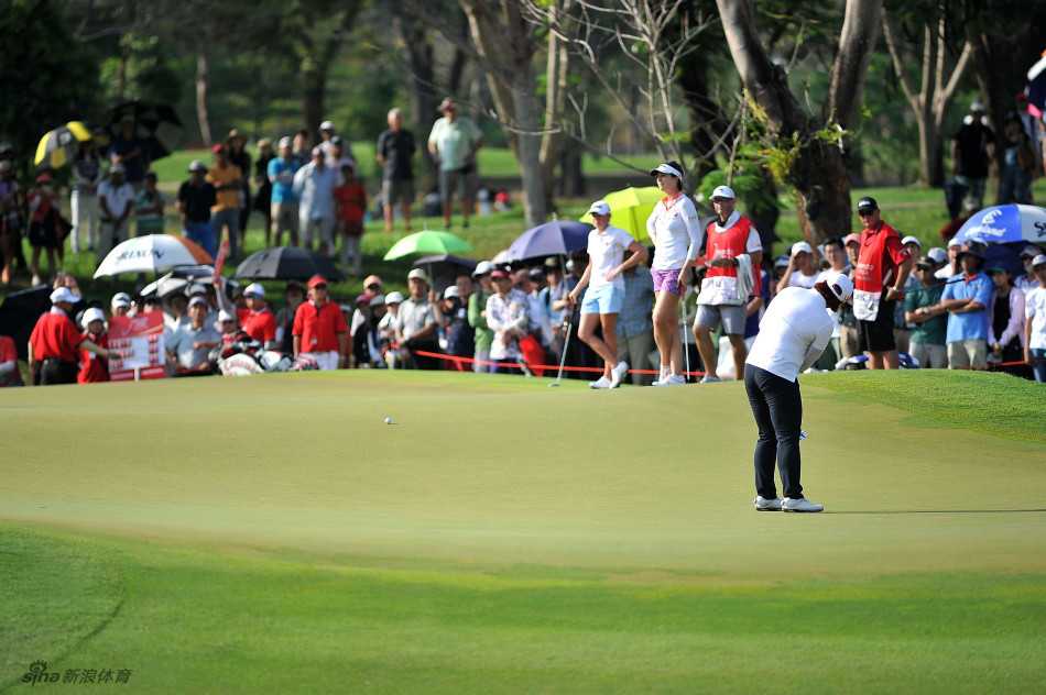 梁熙英在金色香槟雨中开怀大笑，与团队共享冠军喜悦