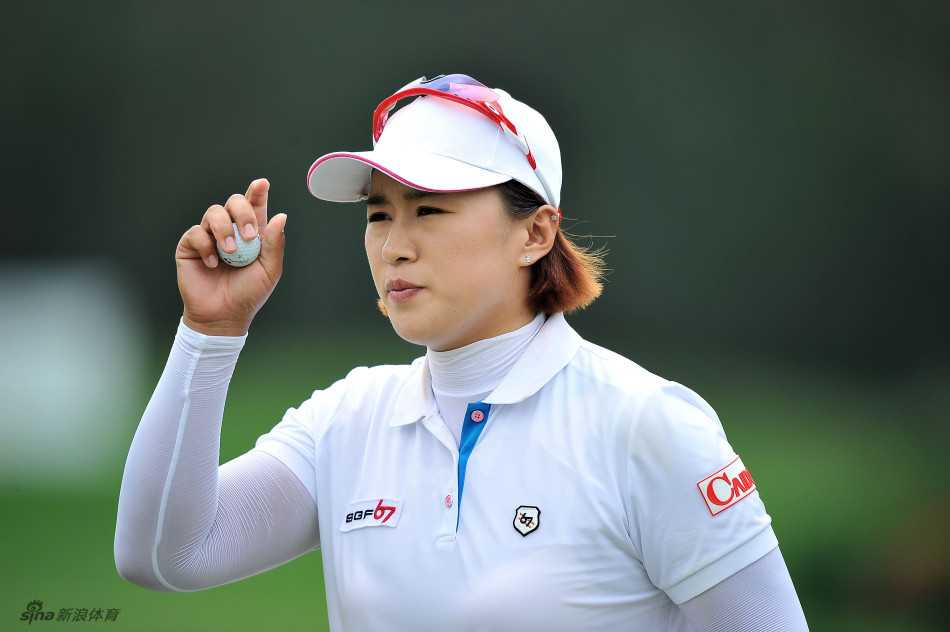 梁熙英在璀璨灯光下再次高举奖杯，定格冠军之夜的辉煌瞬间