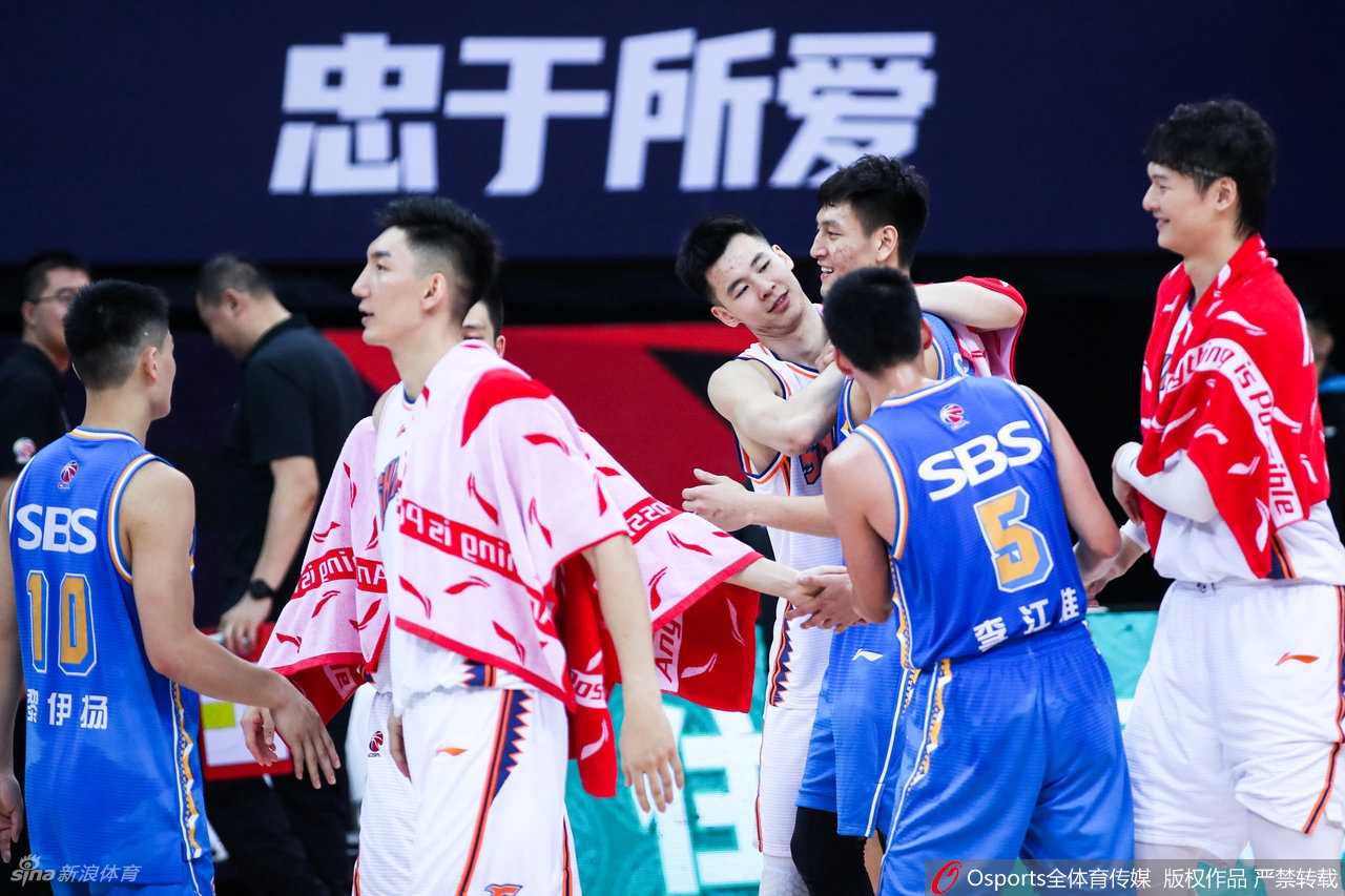 王哲林身穿上海队白色战袍，在篮下面对旧主防守强硬起跳，指尖轻轻拨球完成补篮