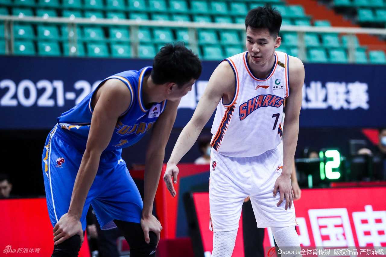 王哲林在防守端高高跃起，长臂完全伸展，试图封盖福建球员的抛投，护筐威慑力十足