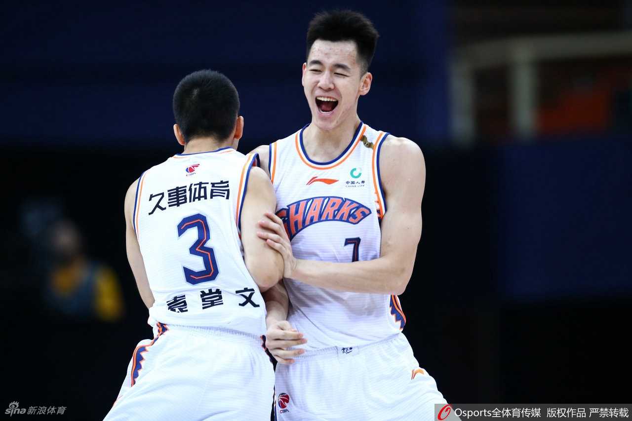 上海队外援富兰克林持球组织进攻，眼神坚定，王哲林在内线卡住身位伸手要球