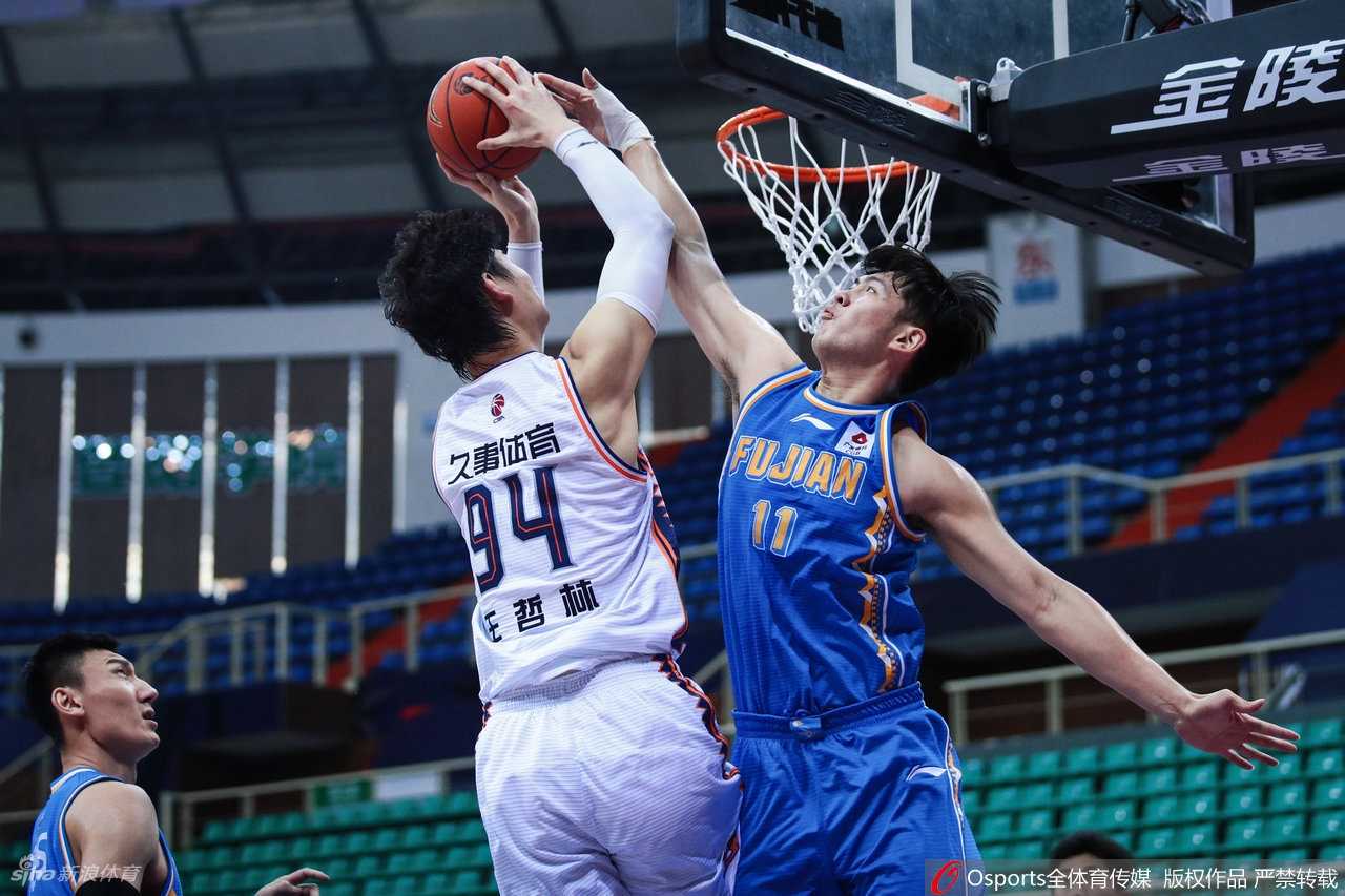 李添荣持球突破瞬间，年轻小将速度极快，眼神中透露出初生牛犊不怕虎的锐气